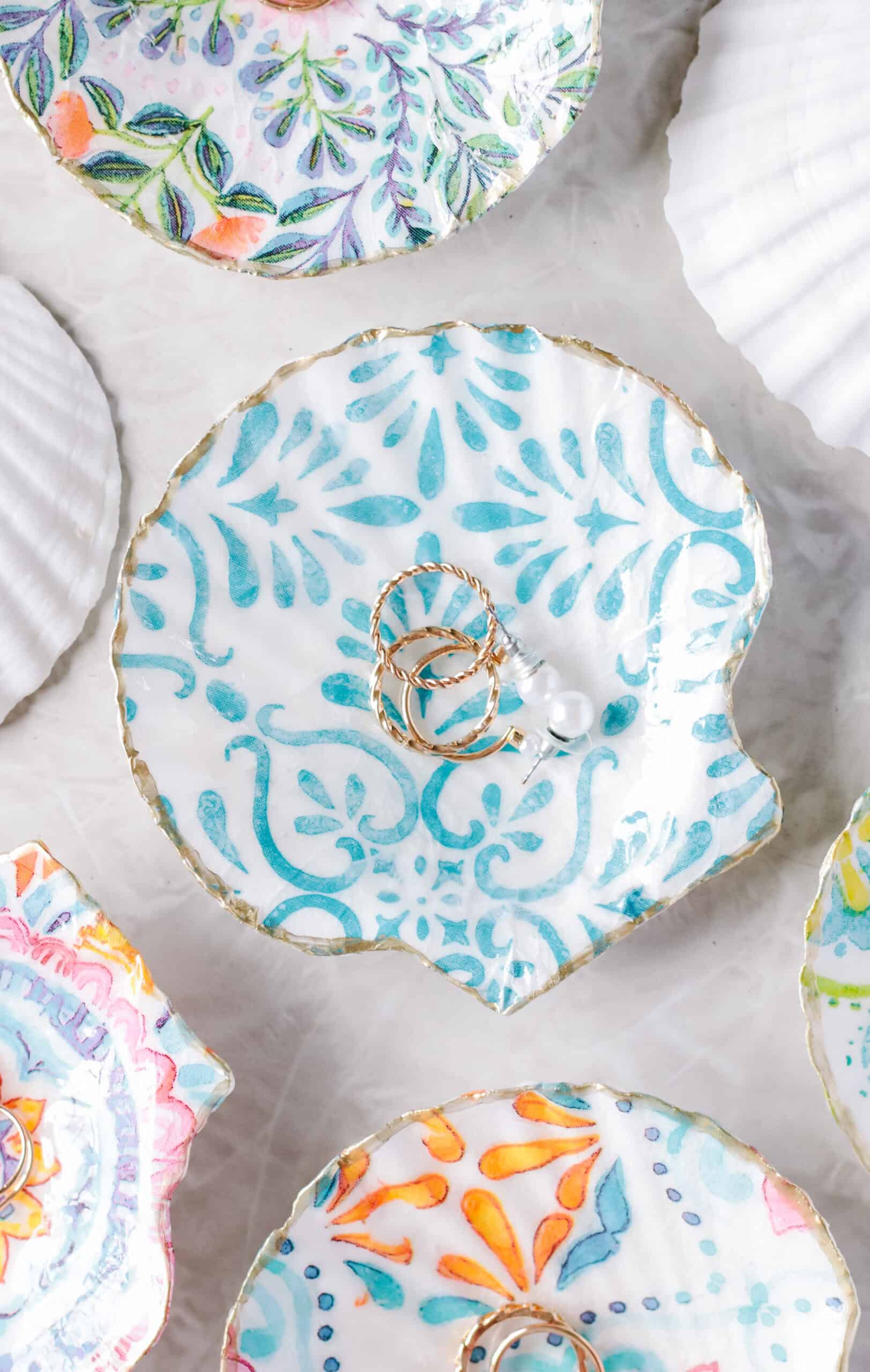 Blue and whtie decorated scallop shell with gold rings.